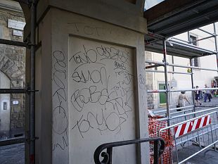 chi-e-colpevole-dellimbrattamento-di-colonne-al-corridoio-vasariano