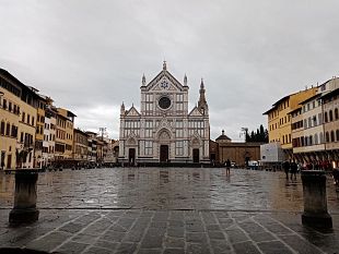 maxi-coperta-antiviolenza-in-piazza-s-croce-60-volontarie-allopera