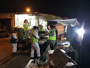 chiosco-abusivo-carne-scaduta-e-cavallucci-marini-sul-marciapiede