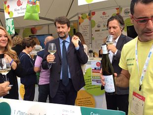 terra-madre-salone-del-gusto-2016-allo-stand-slow-food-toscana-anche-il-ministro-franceschini-la-sindaca-appendino-e-il-governatore-chiamparino