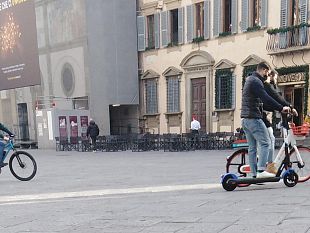 in-monopattino-senza-casco-a-firenze-multe-di-42-o-87-euro