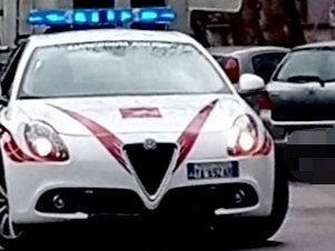 provoca-un-incidente-poi-butta-giu-due-semafori