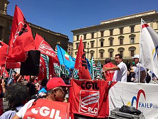 poste-italiane-lavoratori-in-piazza-a-firenze-contro-la-privatizzazione