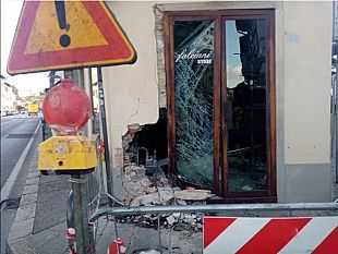 galluzzo-incidente-di-notte-auto-sfonda-negozio