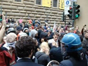 scuola-tensione-a-firenze-tra-studenti-e-poliziotti-video