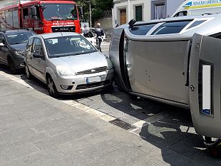 auto-si-ribalta-dopo-lurto-paura-ma-niente-di-grave