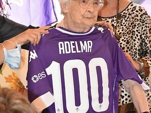 tifosa-viola-centenaria-festa-con-la-maglia-personalizzata-della-fiorentina