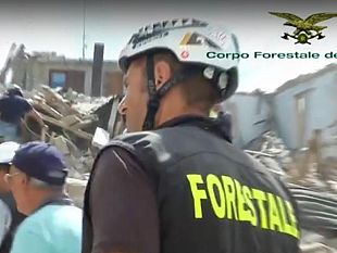 terremoto-per-le-strade-di-amatrice-con-il-corpo-forestale