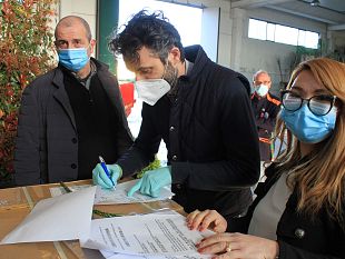 a-prato-le-mascherine-della-regione-consegnate-porta-a-porta