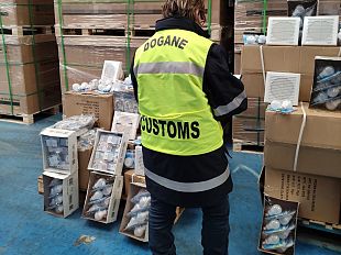 lampadine-a-led-irregolari-sequestrate-a-livorno