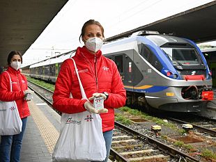 amuchina-per-i-passeggeri-dei-treni-regionali-di-trenitalia