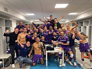grazie-fiorentina-tutte-le-torri-di-firenze-illuminate-di-viola