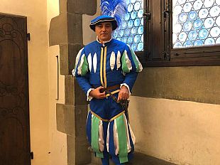 cerreto-guidi-il-palio-del-cerro-dona-un-costume-al-calcio-storico