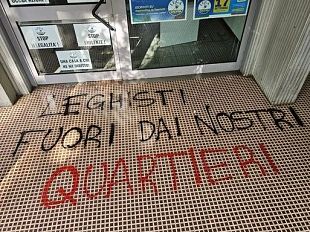 firenze-imbrattate-con-spray-rosso-le-sedi-di-forza-italia-e-lega