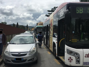 il-trasporto-pubblico-e-un-servizio-la-sosta-selvaggia-un-dispetto