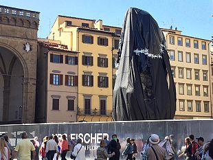 urs-fischer-davanti-al-david-italia-nostra-contro-il-gigante