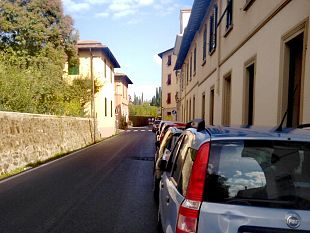 cinque-vie-il-parcheggio-del-desiderio-100-famiglie-e-8-posti-auto-regolari