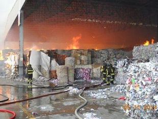 lucca-incendio-in-una-cartiera