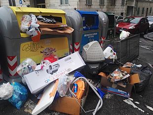rifiuti-abbandona-sacchi-neri-vicino-ai-cassonetti-ripreso-dalle-fototrappole