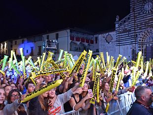 parata-di-stelle-in-piazza-del-duomo-a-prato