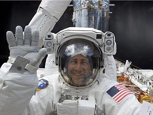 a905111429-florida-nello-spazio-lo-space-shuttle-con-una-copia-del-cannocchiale-di-galileo