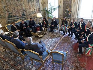 il-presidente-uncem-marco-bussone-con-una-delegazione-di-sindaci