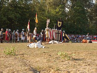 quella-piramide-che-ricorda-la-battaglia-tra-fiorentini-e-senesi