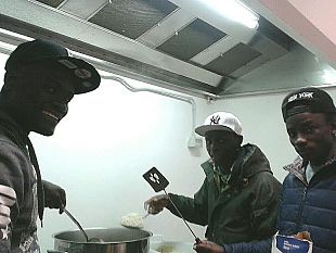 piatti-toscani-africani-e-pakistani-cucinati-da-25-richiedenti-asilo