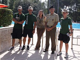 b308081602-l-esercito-alla-costoli-in-piscina-per-informare