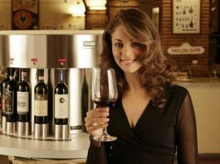 a703301450-vinitaly-2007-il-procuratore-antimafia-pierluigi-vigna-conia-il-motto-i-in-vino-veritas-et-legalitas-i-mentre-la-provincia-di-firenze-presenta-un-nuovo-vino-igt