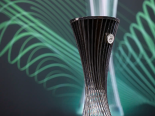 con-un-terno-secco-la-fiorentina-bis-squaglia-il-gelo-polacco