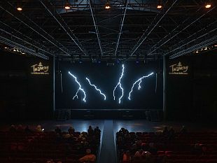 al-teatro-tuscany-hall-di-firenze-il-sipario-e-digitale