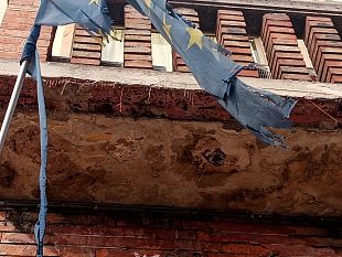 galluzzo-caduti-calcinacci-spostato-lingresso-di-una-scuola