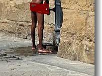 si-fa-la-doccia-nudo-di-fronte-alle-cappelle-medicee