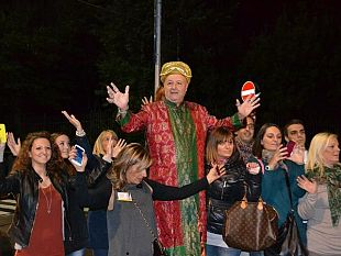 b211021401-mago-otelma-in-strada-a-firenze-esegue-un-rito-anti-divorzio