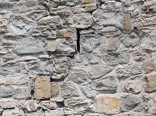 in-via-vittorio-emanuele-ii-da-10-anni-un-muro-pericolante-transennato