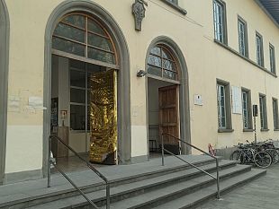 coperte-termiche-dorate-sui-portoni-delle-scuole