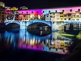 f-light-firenze-light-festival-visitatori-affascinati-dai-giochi-di-luce