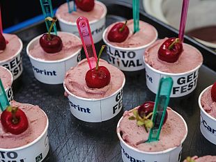 gelato-che-passione-se-ne-parla-e-gusta-al-caffe-de-la-versiliana