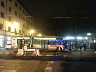 tramvia-dalmazia-il-bus-resta-incastrato-tra-i-cantieri