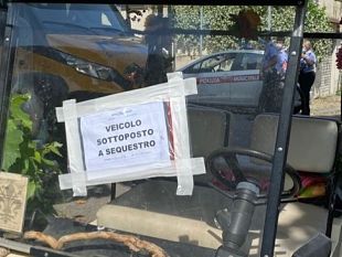 caddy-riscio-e-altri-mezzi-atipici-a-firenze-verso-lo-stop-in-centro