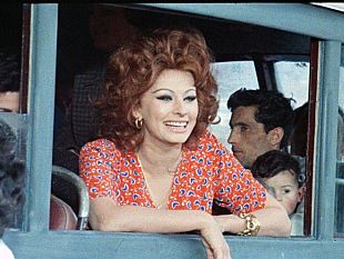 il-cinema-ritrovato-matrimonio-allitaliana-di-vittorio-de-sica-con-i-grandi-mastroianni-e-loren-al-cinema-odeon