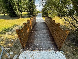 empoli-ricostruito-il-ponte-di-legno-al-parco-di-serravalle
