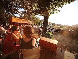 b307261712-musica-al-tramonto-sulla-spiaggia-dell-arno