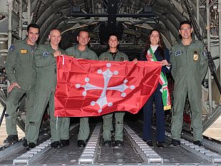 la-bandiera-di-pisa-sventola-in-antartide-grazie-alla-brigata-aerea