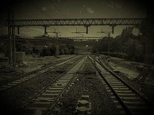 illuminavano-di-sera-i-binari-con-lo-smartphone-gioco-pericoloso