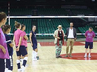 il-bisonte-le-ragazze-del-volley-al-mandela-forum