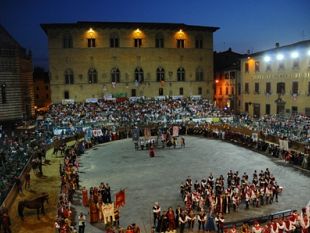 a-pistoia-la-giostra-dellorso-domani-sera-la-sfida-tra-i-rioni-leon-doro-drago-cervo-bianco-e-grifone