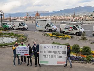 ambulanti-in-corteo-oltre-1300-furgoni-hanno-invaso-firenze