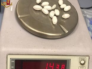 firenze-pusher-rischia-di-soffocare-ingoiando-ovuli-di-eroina